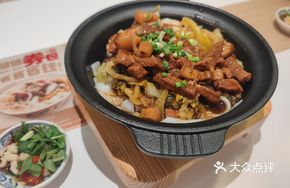 Braised Pork with Rice Noodles in Clay Pot