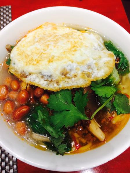 0 服务 : 4.0 每次都会送一个荷包蛋,老板好大气,而且米线又不贵