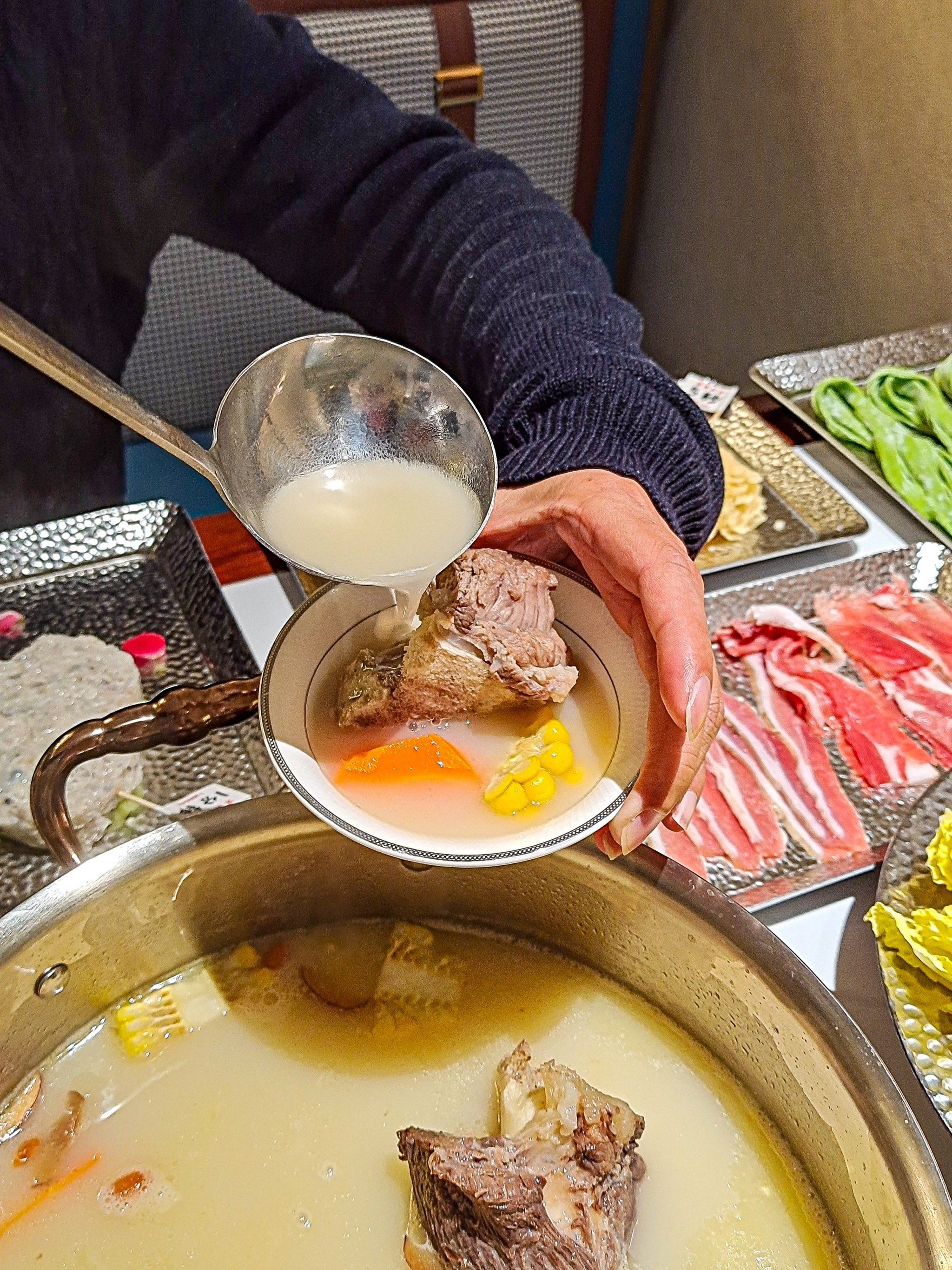 原谅我以前不懂事哈哈哈～～

灵芝配猪骨打汤底第一次吃这种火锅