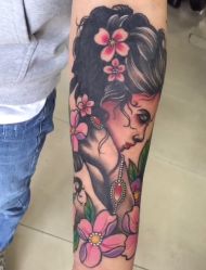 美女纹身你喜欢-九纹龙纹身馆