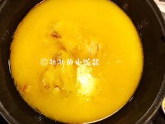 浓厚原只鸡煲花胶汤-鲜入围煮花胶鸡海鲜火锅
