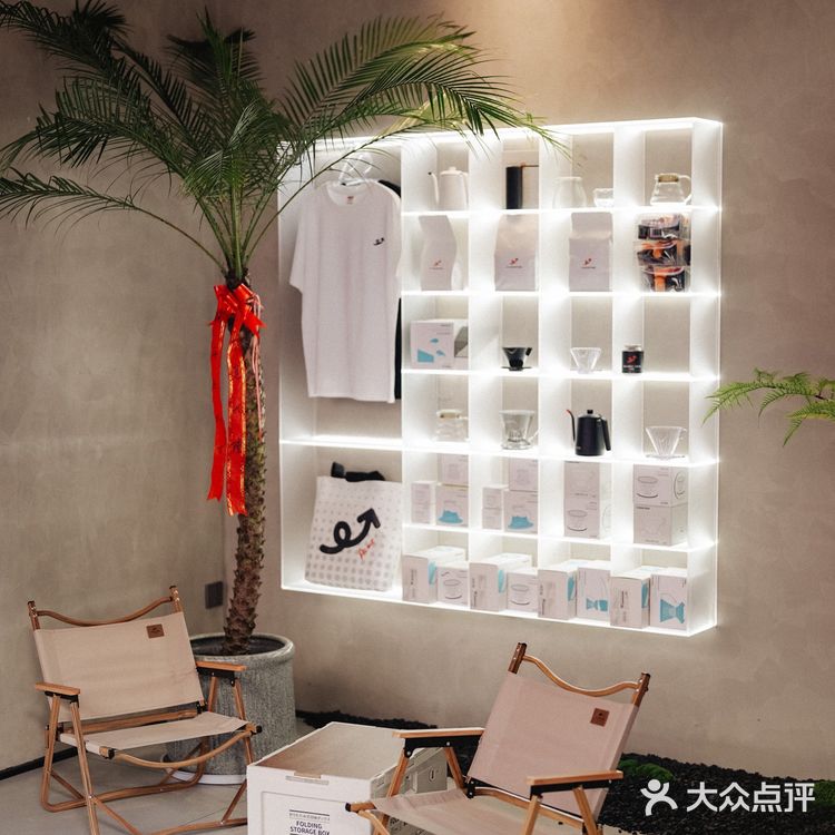 最近芜湖的天气简直不要太好，找了一间咖啡店晒太阳