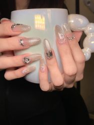 -花岐款式专研健康美甲沙龙