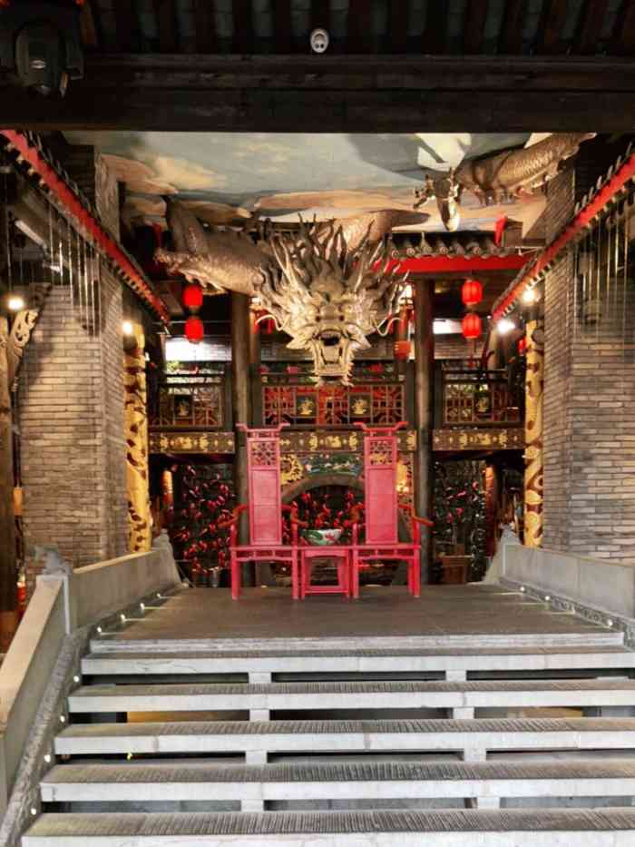 小龙坎火锅在成都春熙路的生意每次去都是长长的对这个也是他们一个