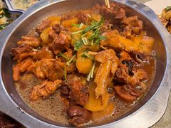 小笨鸡炖蘑菇土豆-高家大院烤全羊