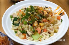 Yellow Flower Vegetable Noodles with Meat Sauce