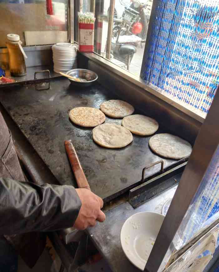 长乐斋牛肉饼-"特别喜欢天津街坊里面随处可见接地气的路.
