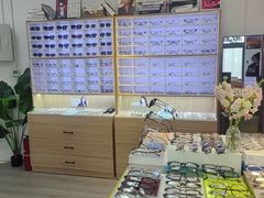 -天空之镜眼镜店蔡司依视路配镜授权零售店(望京颐堤港店)