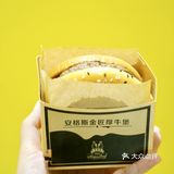 跟着豆豆吃｜敷🧀芝士面膜的安格斯MAX厚牛堡！嫩到爆！