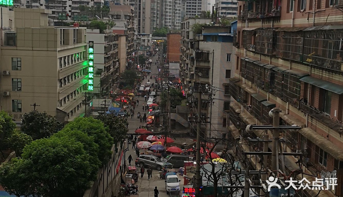 贵阳的街道有的时候会让我想起尖沙咀后面儿的庙街