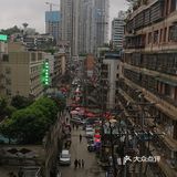 贵阳的街道有的时候会让我想起尖沙咀后面儿的庙街