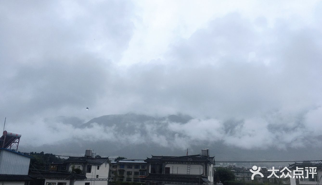 我躲进挑剔的人群  夜一深就找那颗星星  我以为旅人