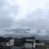 我躲进挑剔的人群  夜一深就找那颗星星  我以为旅人