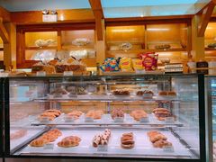 面包甜点陈列柜-丽都DELICATESSEN熟食店