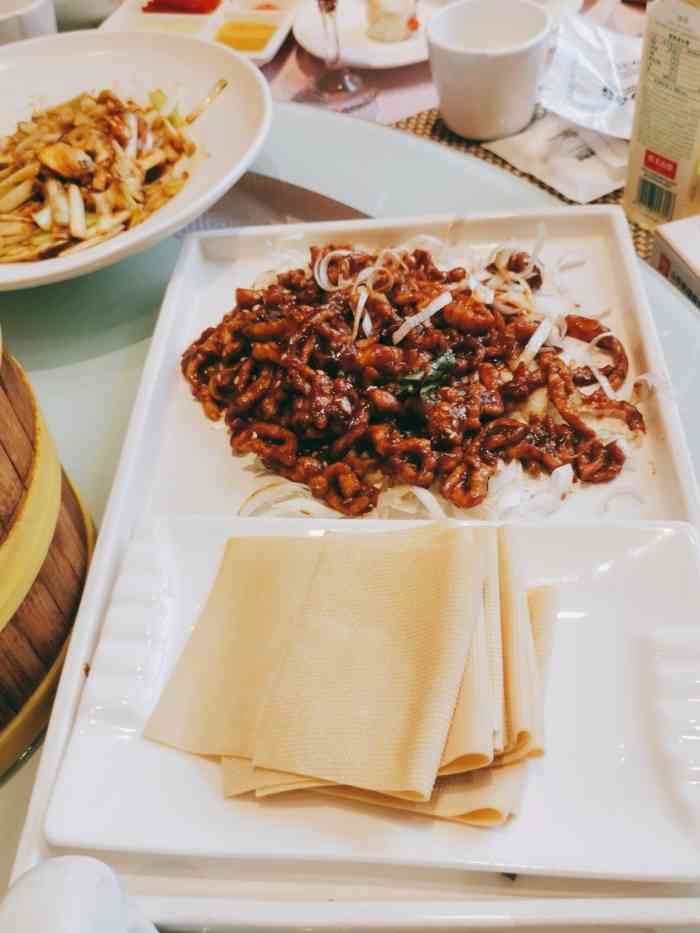 稍微比外面餐饮服务专业一点,热情度还是可以的 「精品烤鸭」到皇城根