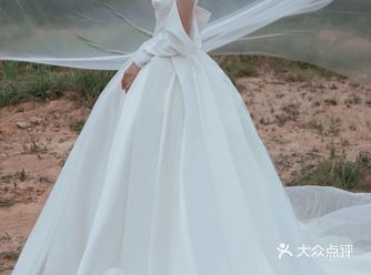 《咫尺》在眼前Ⅱ时装范儿婚纱的霸气来袭