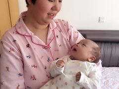 周阿姨与宝宝深情凝视-爱贝佳母婴护理服务中心·月嫂育儿嫂(鲁迅路店)
