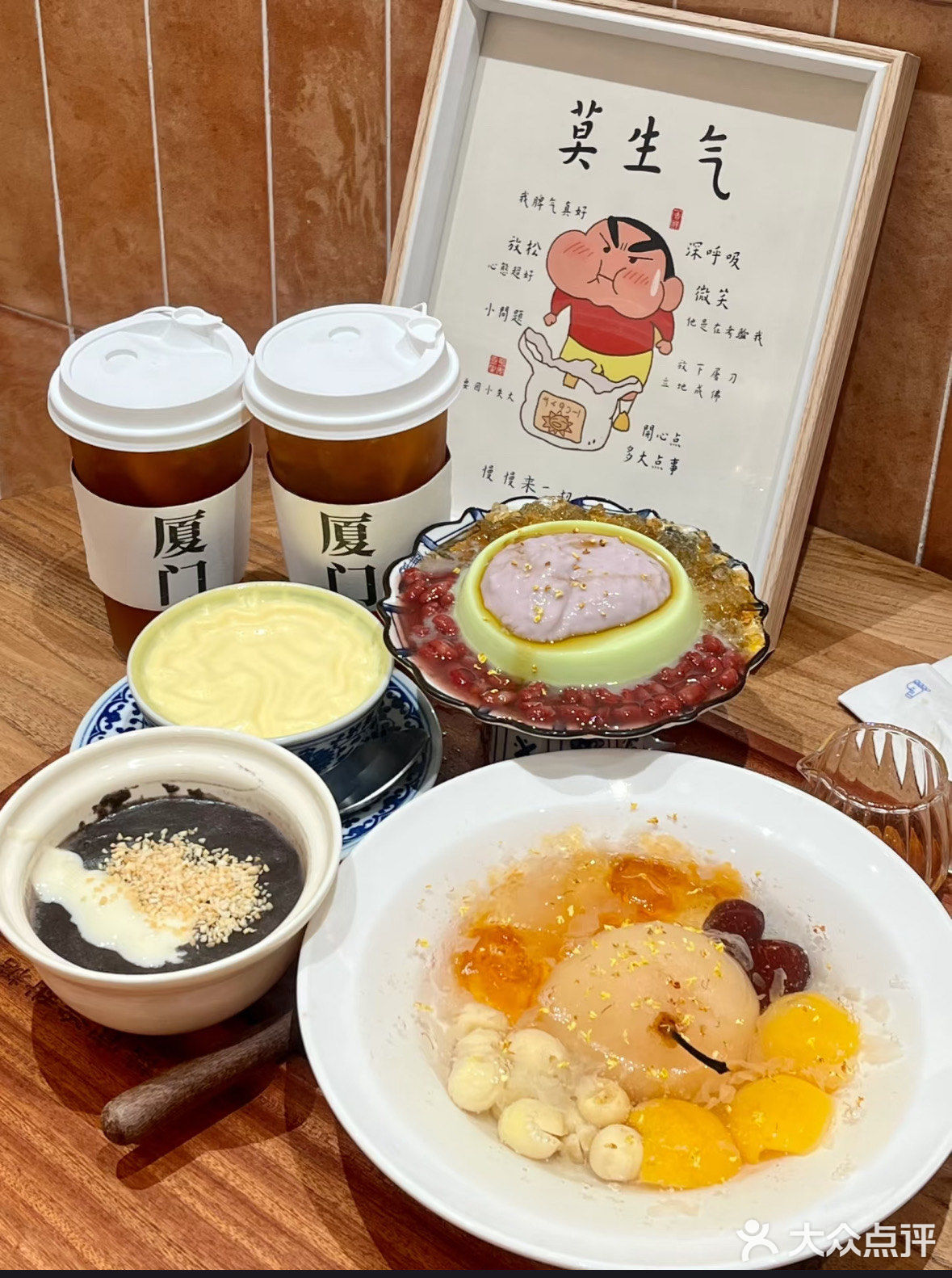 在曾厝垵里藏着一家拥有超多蜡笔小新的糖水店🧊