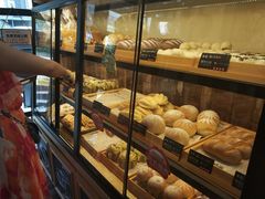 面包甜点陈列柜-啊噗吐呦现场烘焙(麦凯乐店)