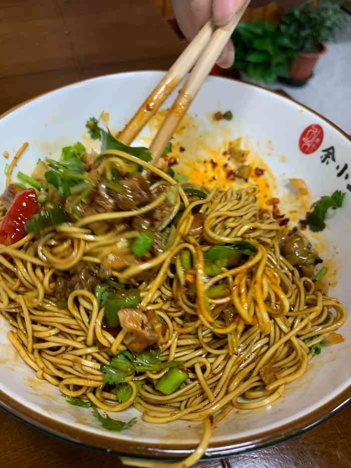 余小二面馆(四方坪总店)-"四方坪双拥路那边当街的一个面店,去吃的人.