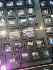 -灵彩珠宝(朗香街店)