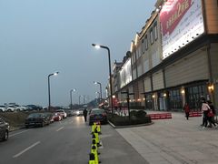 赛特奥莱大门口的马路-王府井奥莱临潼小镇(临潼店)