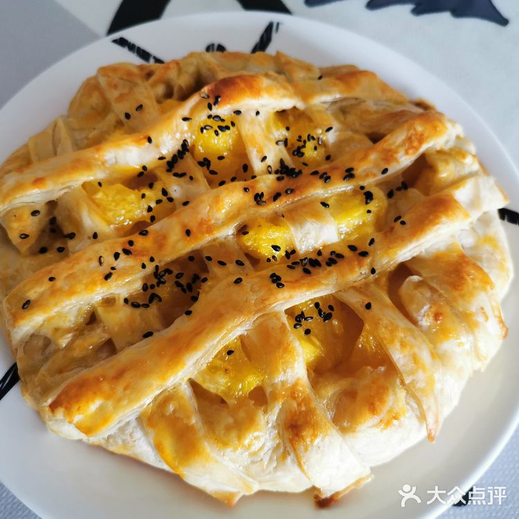 烤箱上下200度烤15分钟，出炉～吃了一块超级好吃