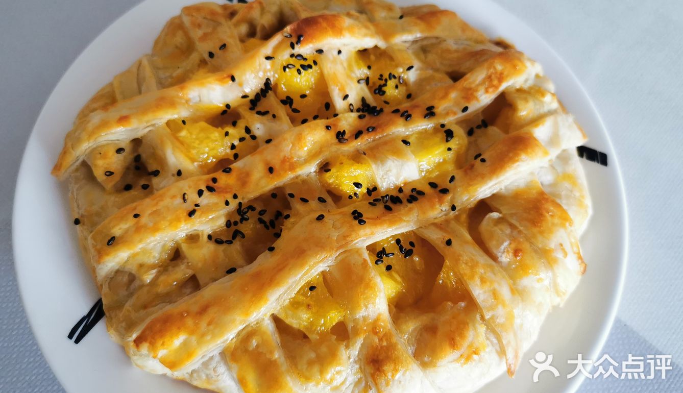 烤箱上下200度烤15分钟，出炉～吃了一块超级好吃