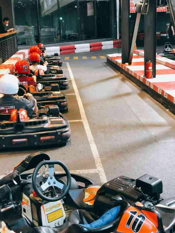 胜道博岳国际卡丁车馆(蟹岛店)-"周六晚上六点半来的,等了四十分钟