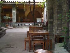 进门的小路-香叶草中餐厅(川白楼店)