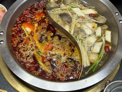 菌汤鸳鸯锅-沸炉重庆老火锅(军事博物馆店)