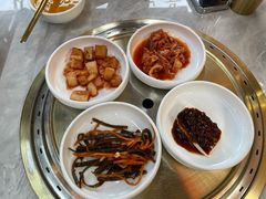 韩国泡菜甜萝卜拼盘小菜-玛嘻哒韩国料理炭火烤肉(莫邪路新天地店)