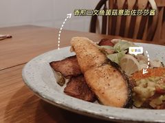 香煎三文鱼菌菇意面佐莎莎酱-拾年