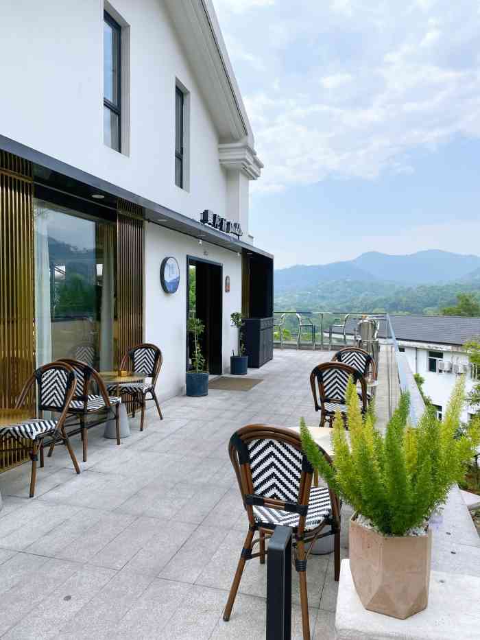 曼陀林餐厅(西湖虎跑店)-"[薄荷]环境:室内室外都有.还算狗狗友.