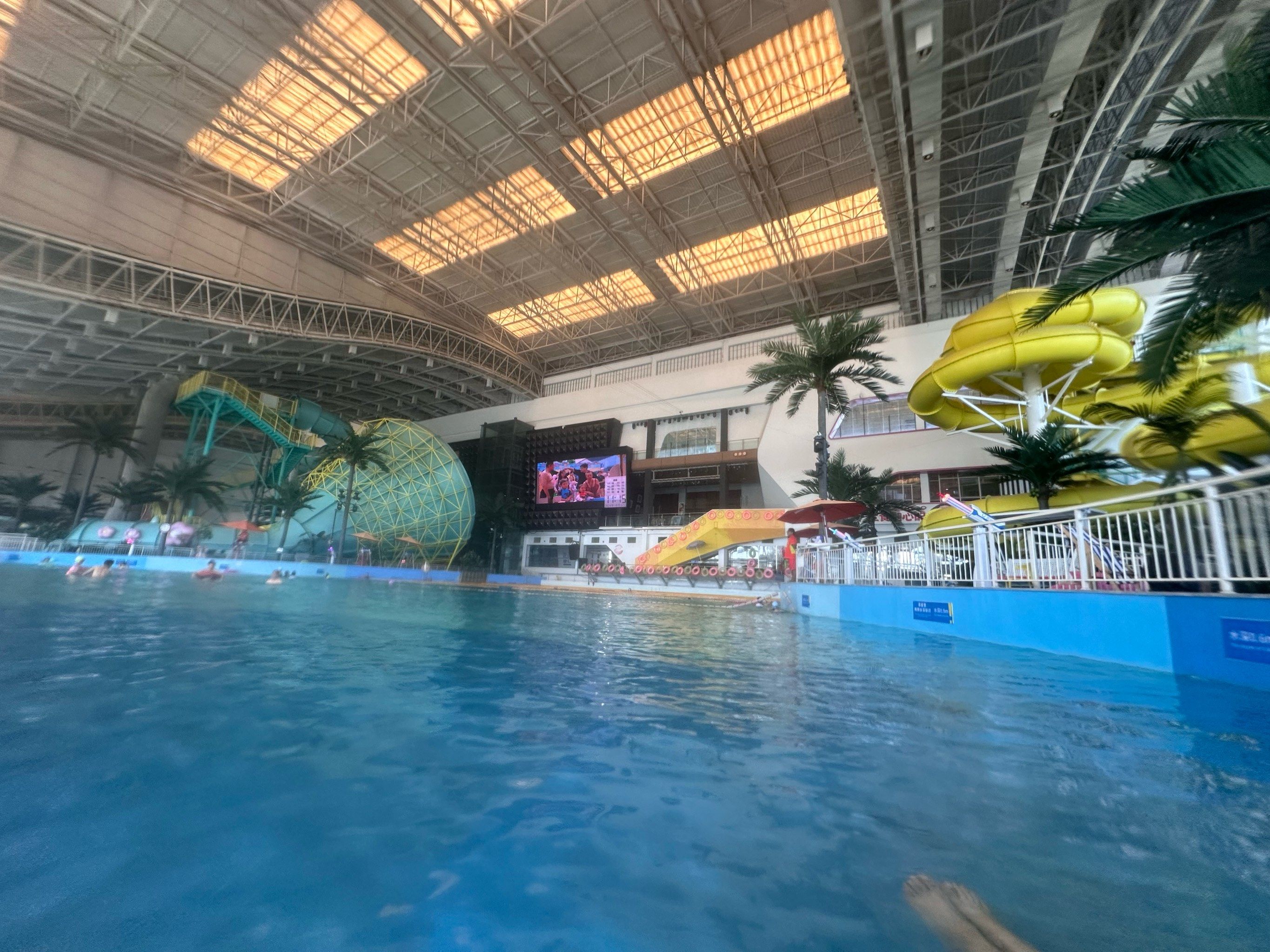 两馆通票比较划算.室内有孩子的水上娱乐设