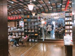 -钟书阁(松江泰晤士小镇店)