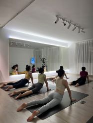 -闺蜜瑜伽·普拉提女性塑形馆