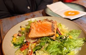 Grilled Salmon Salad