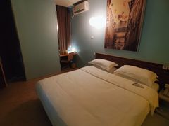 -卡罗酒店(东门晒布地铁站店)