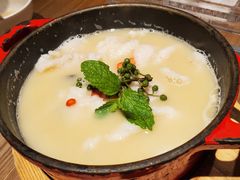 酸汤煮嫩滑鱼片-小大董·烤鸭(凤凰汇店)