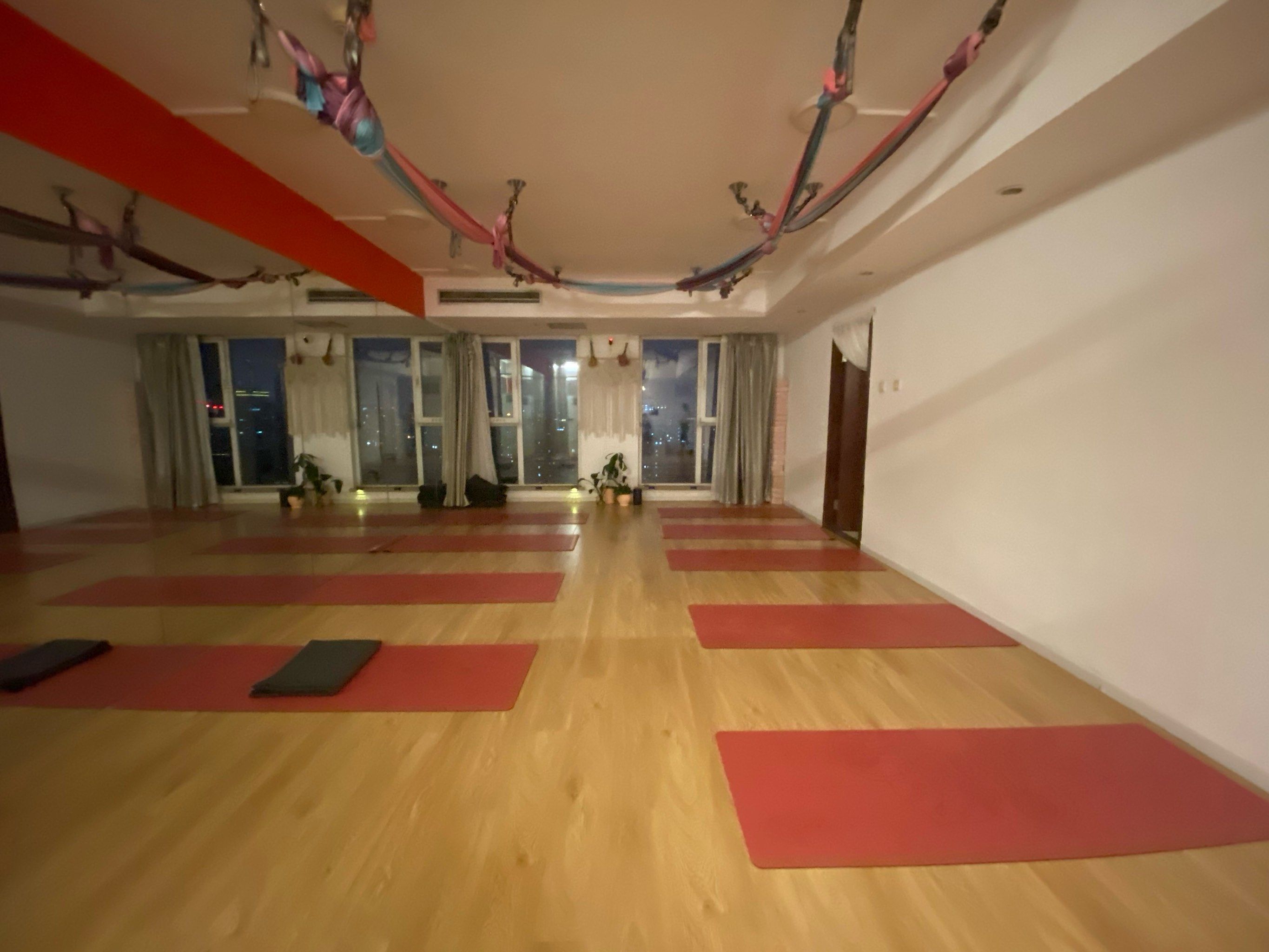 「o 瑜伽·普拉提·颂钵冥想(左家庄店)」
o 位于左家庄豪成大厦20