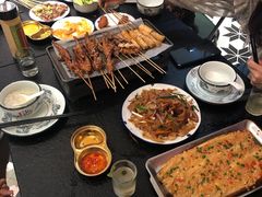 -何妹湿辣牛肉·粤式烧烤砂煲(桂雅路店)