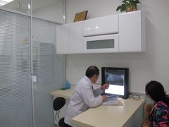 诊室内医生进行诊断中-全心全意连锁动物医院(加州店)
