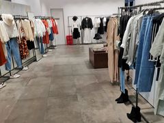 -URBAN REVIVO(上海中庚漫游城店)