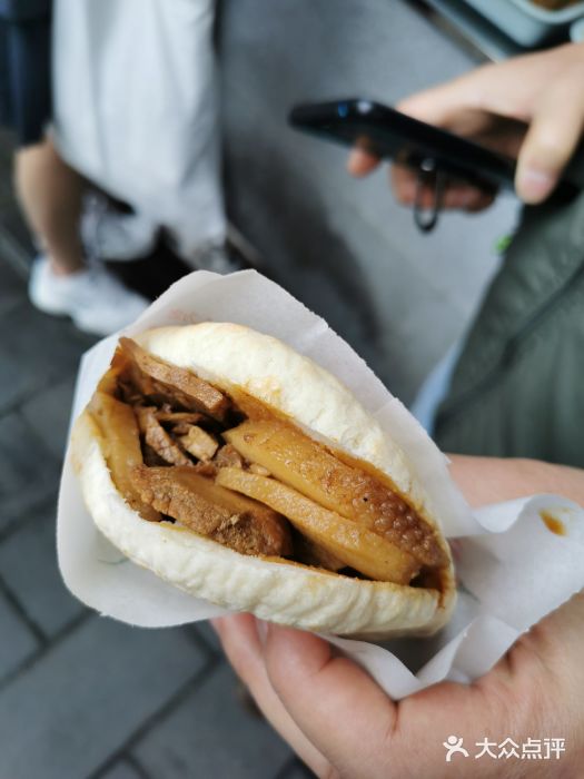锅盔夹卤肉外