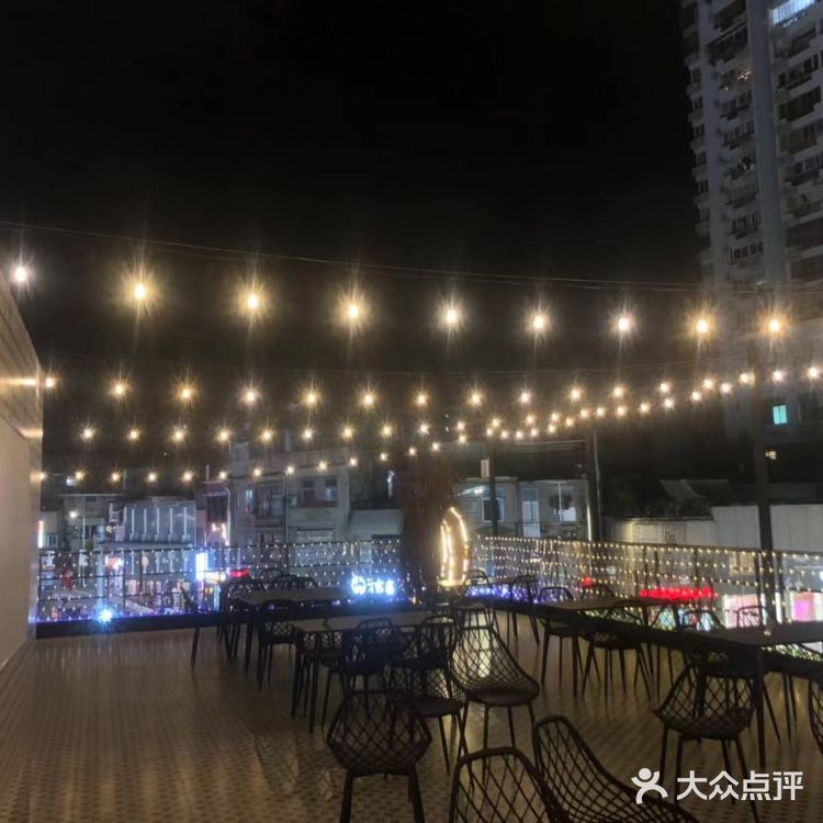 让我心水的是她天台花砖太美了，双子塔尽在其中