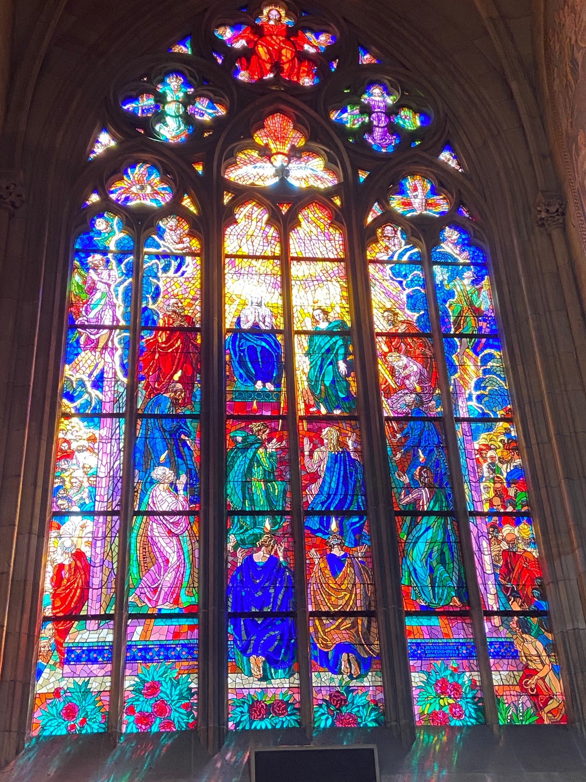 彩色玻璃镶嵌画,上千块彩色玻璃片拼镶成,栩栩如生的画面嵌在窗户上