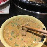 小吃货探店人气火锅店[调皮]唇辣号北苑店