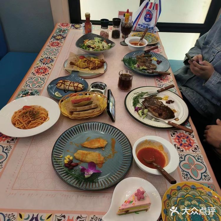 俄式罐焖牛肉，牛肉炖得十分软烂，汤汁浓郁。沙拉新鲜可口