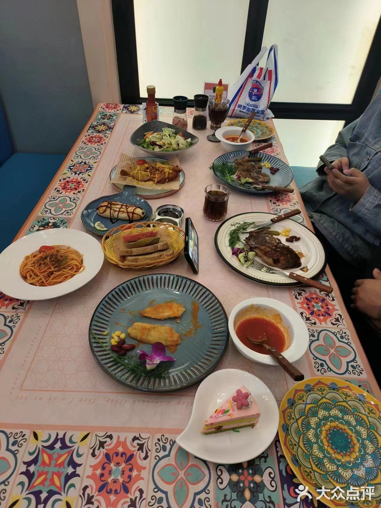 俄式罐焖牛肉，牛肉炖得十分软烂，汤汁浓郁。沙拉新鲜可口